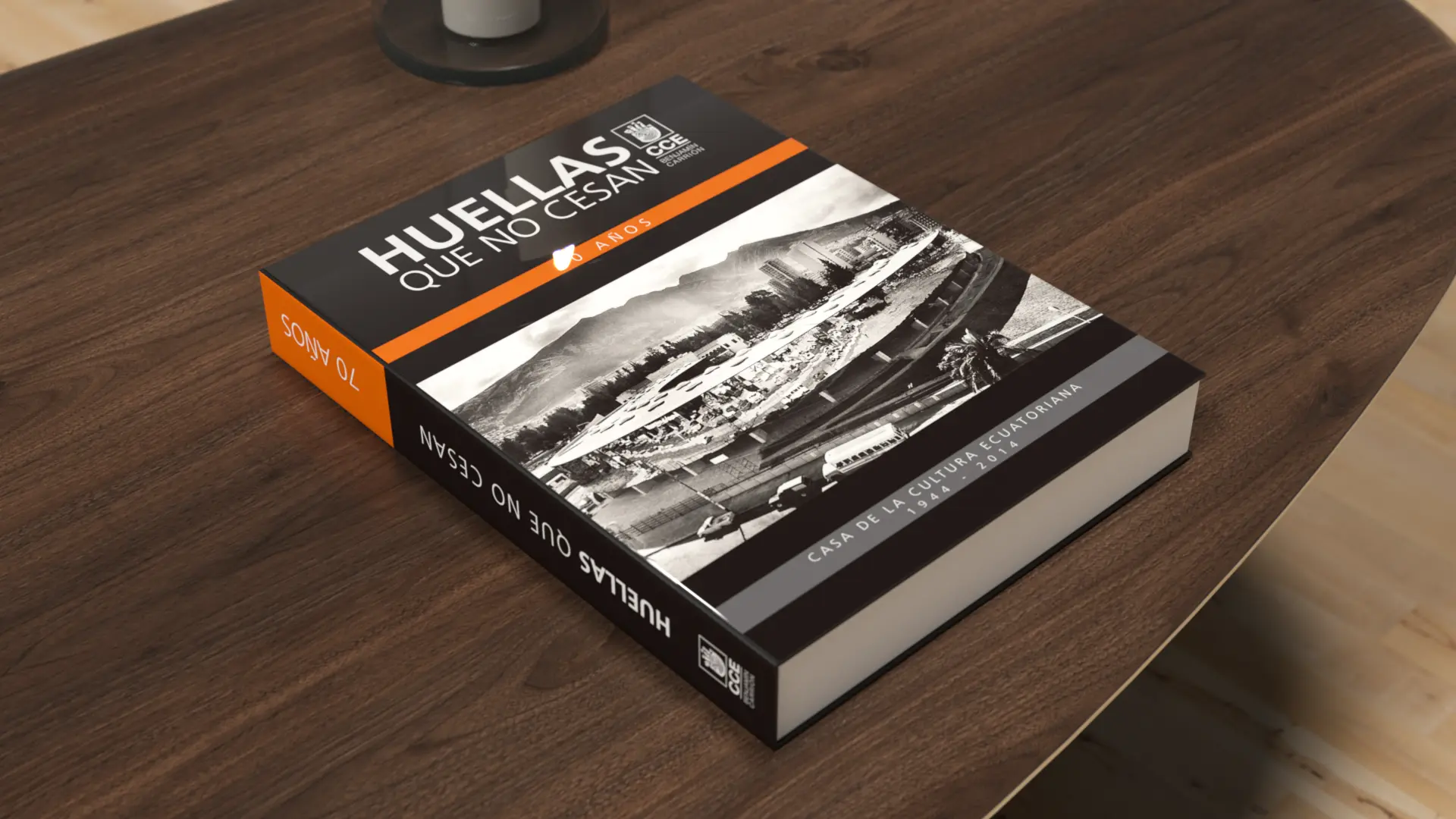 Libro Huellas que no cesan de la CCE diseñado por Santiago Avila S.